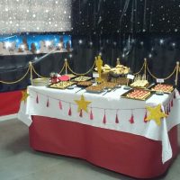 Mesa de catering decorada para evento temático