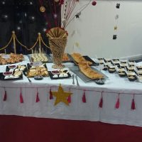 Mesa de catering con aperitivos variados