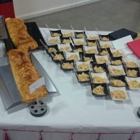 Mesa de catering con postres y dulces variados