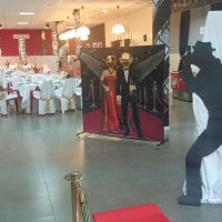 Decoración de evento con alfombra roja
