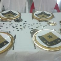 Mesa temática con vajilla dorada