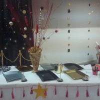 Mesa presidencial decorada para celebración