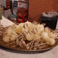 Pinchos de quesos decorado para catering