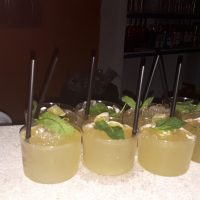 Bebidas frías servidas en vasos para evento
