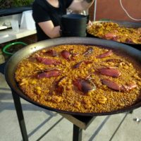 Paella valenciana cocinada al aire libre