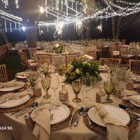 Cena al aire libre con luces decorativas