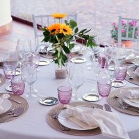 Mesa decorada con flores y cristalería