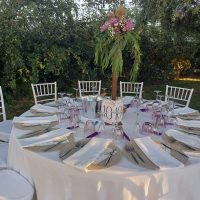 Mesa elegante al aire libre con sillas blancas