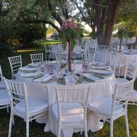 Mesa redonda exterior preparada para banquete