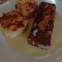 Plato gourmet con carne y guarniciones