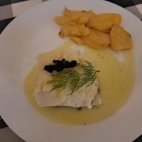 Pescado blanco con salsa cremosa y patatas