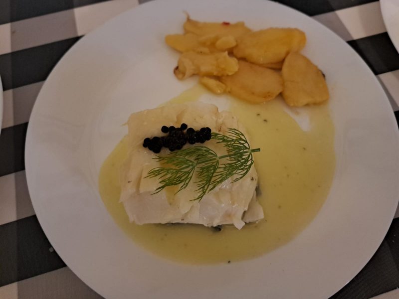 Pescado blanco con salsa cremosa y patatas