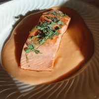 Lomo de salmón con salsa y hierbas frescas
