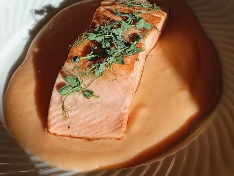 Lomo de salmón con salsa y hierbas frescas