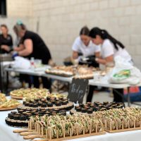 Equipo de catering preparando aperitivos en evento