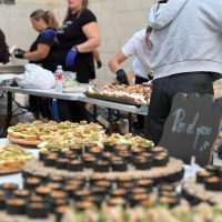 Mesa de catering con aperitivos gourmet