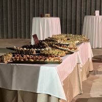 Buffet de catering elegante en espacio interior