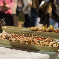 Aperitivos de catering servidos en bandejas