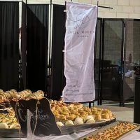Mesa de catering con panes y canapés variados